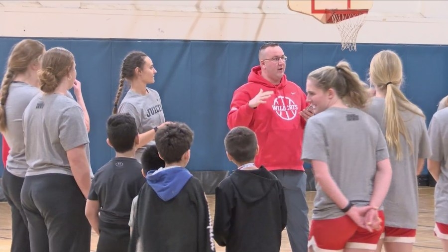 Indiana Wesleyan players hold clinic on court named after longtime school sponsor Bob Roe