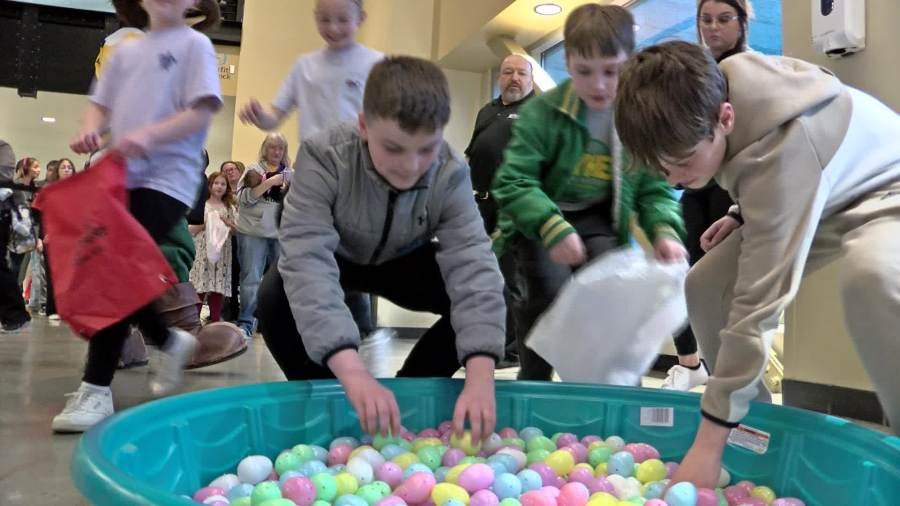 Hundreds of children take part in annual egg hunt at Sioux City Musketeers game