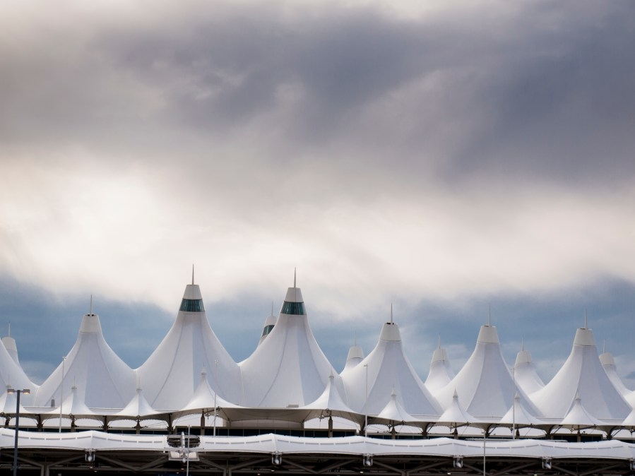 Wind, inclement weather causes hundreds of flight delays at DIA Monday