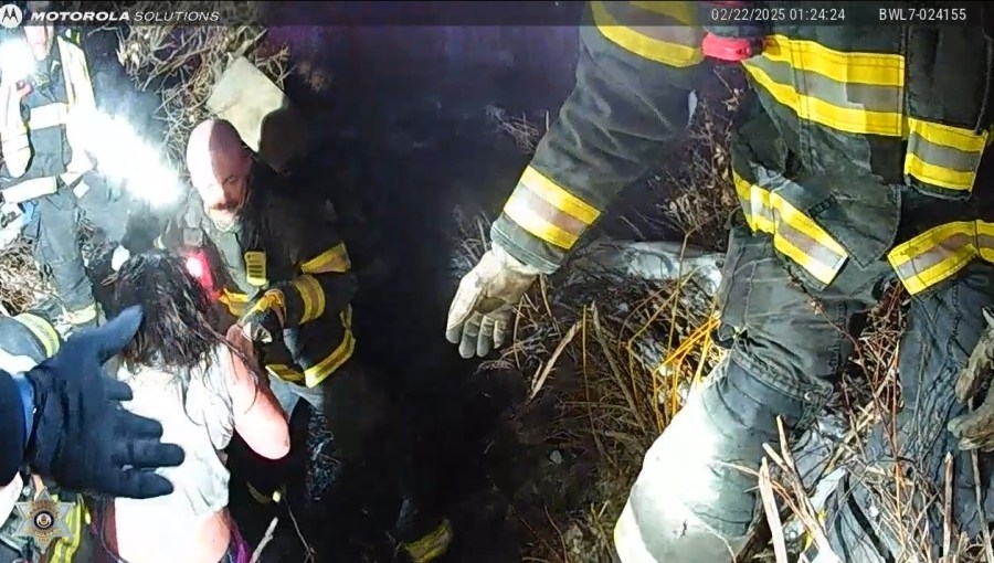 Deputies, Good Samaritan credited for saving 2 from sinking car after crash in ravine