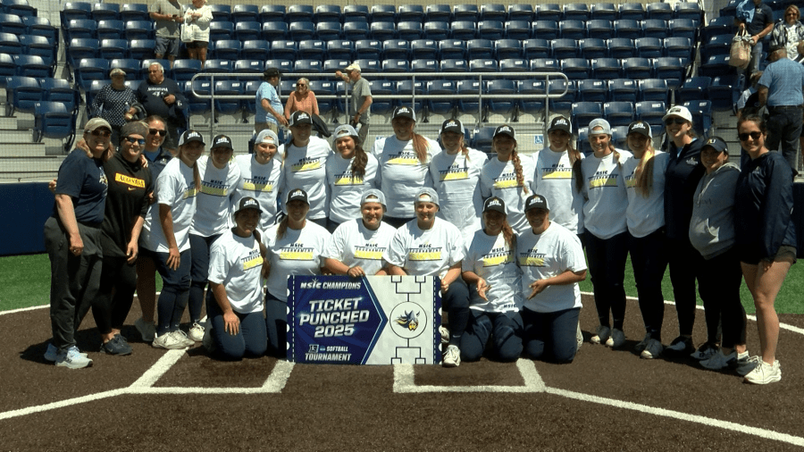 Seven-run first propels Augustana to consecutive titles