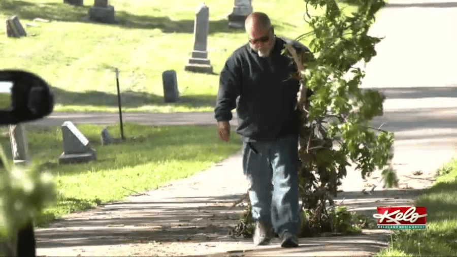 Cemetery makes final preparations for Memorial Day