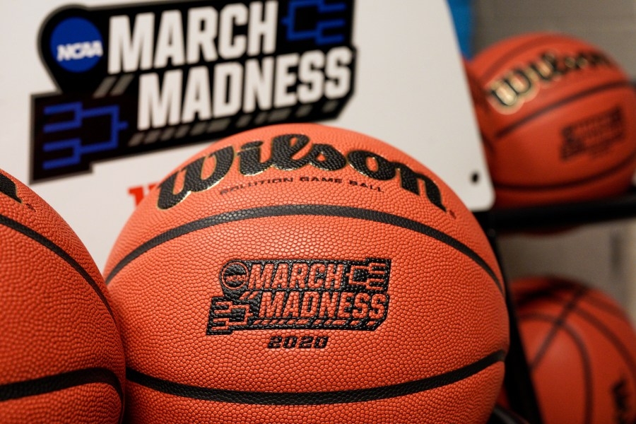 Mwenentanda, Texas advance to Elite Eight