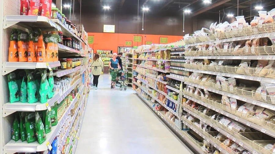 Grocery shoppers managing higher prices
