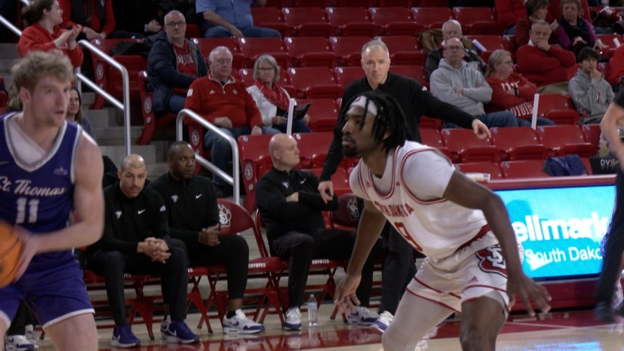 USD men knock off top team in Summit League