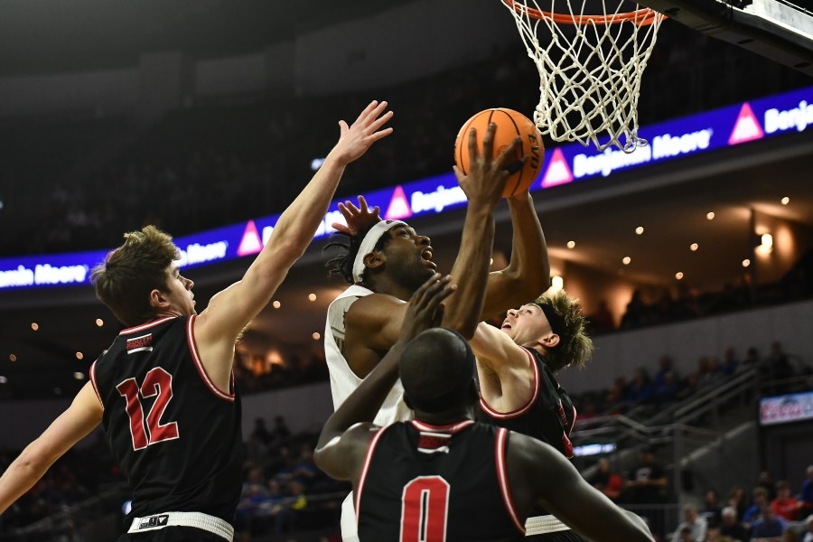 White hot Mavericks shoot past USD in semifinals