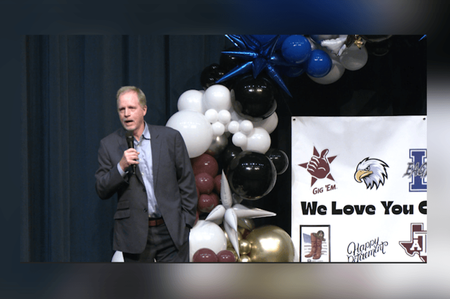 Lindale ISD employee celebrated after dedicating 35 years to the district