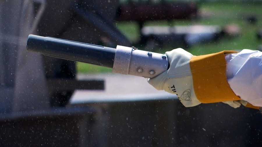 Amateur welder braves 10K degrees, 300 mph sand blasting: On the Clock
