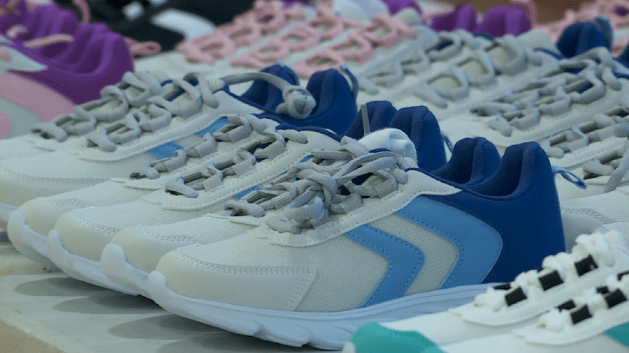 Hundreds of metro elementary school students fitted for free shoes