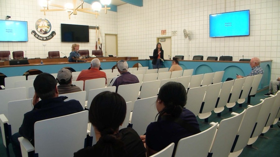 Arvin holds community meeting, gifts $25 to attendees