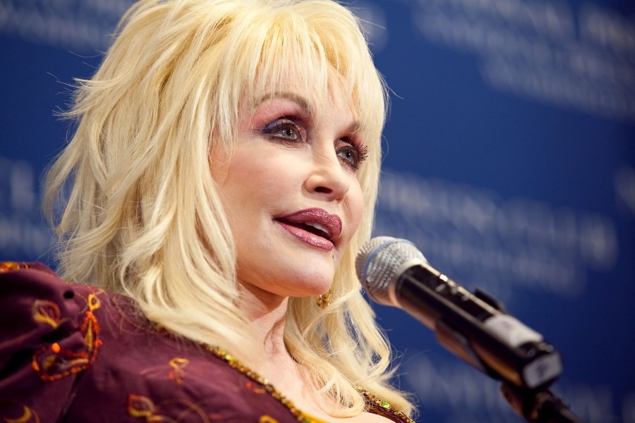 It's your chance to have dessert with Dolly Parton
