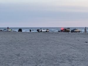Search suspended for teen caught in surf at Long Beach, WA