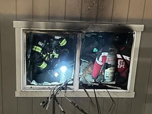 One dead in fatal fire at Everett apartment complex