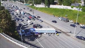 Semi truck hits cars on I-5 in north Seattle, blocks all SB lanes of traffic