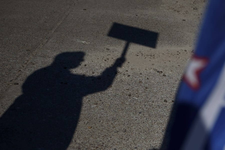 Hundreds show up at immigrant rally in Springdale