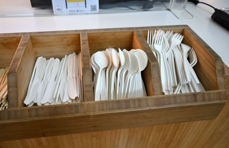 Bill limiting single-use plastics for Oregon restaurants, hotels passes Senate
