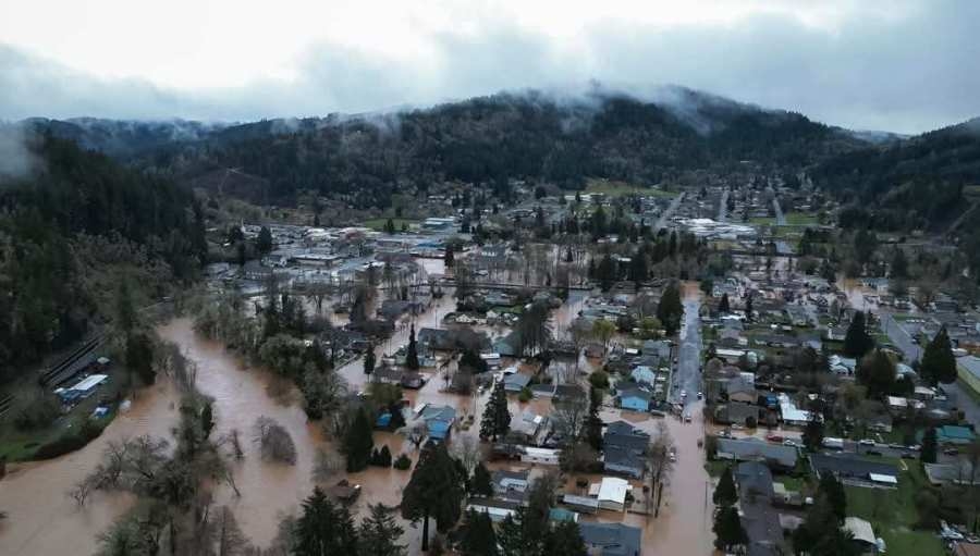 Deadly flooding in southwest Oregon, multiple people rescued from high water