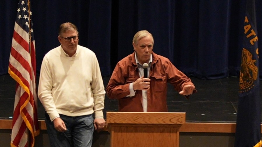 Sen. Merkley encourages ‘call to resist' at Central Oregon town halls