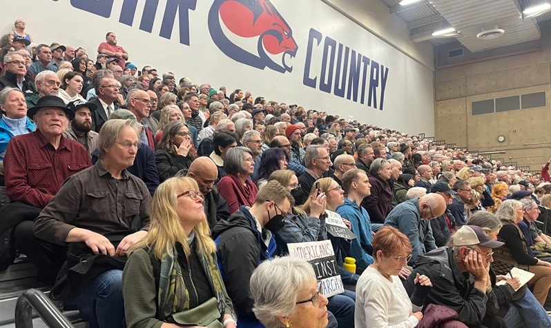 ‘Everybody's scared': Wyden, Bynum get earful at town hall