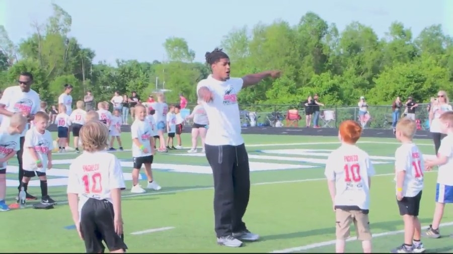Chiefs running back helps kick off Ozarks youth football camp