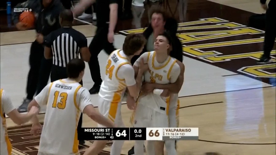 Valpo finds the Wright stuff, beats Bears at buzzer
