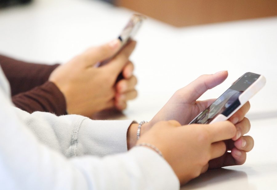 U.S. Cellular to close Missouri stores, lay off staff