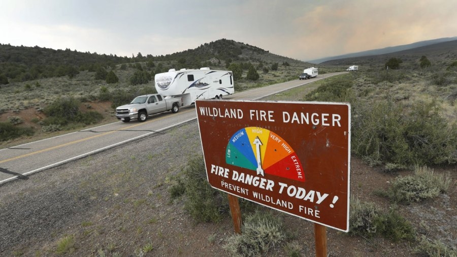 Utah wildfire near Colorado border threatens structures