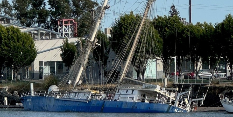 Sailing ship sinks in Alameda Harbor