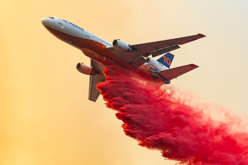How are crews using aerial support to fight New Mexico wildfires?