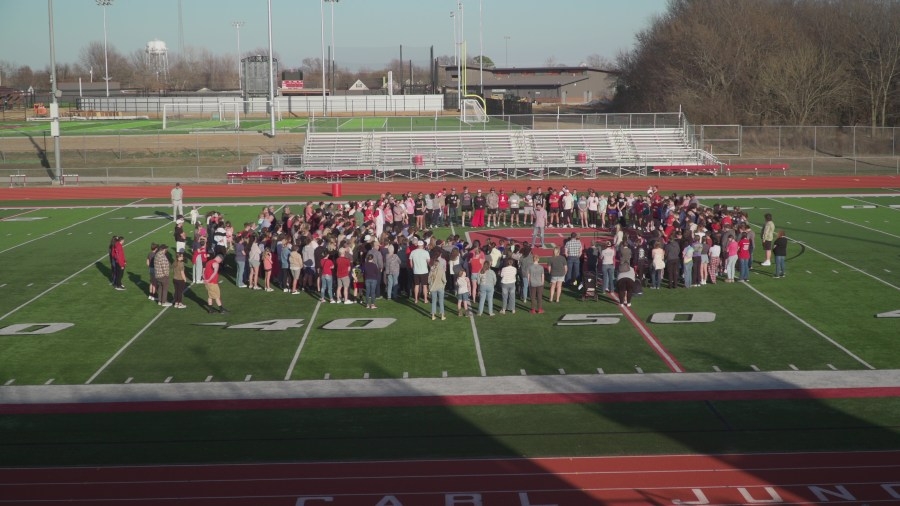 Carl Junction community gathers in prayer for student battling illness