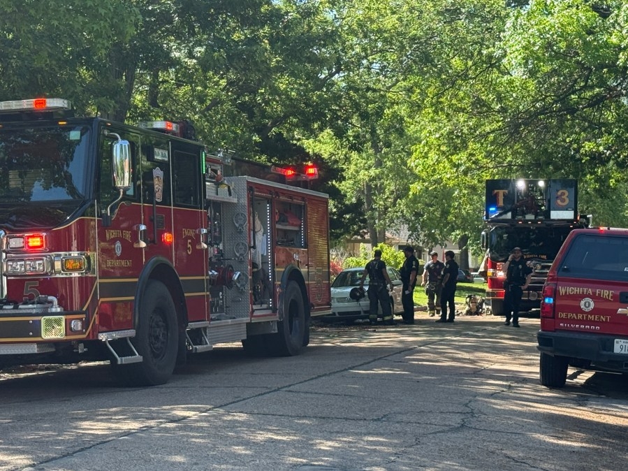 Man dead, woman injured after house fire in east Wichita
