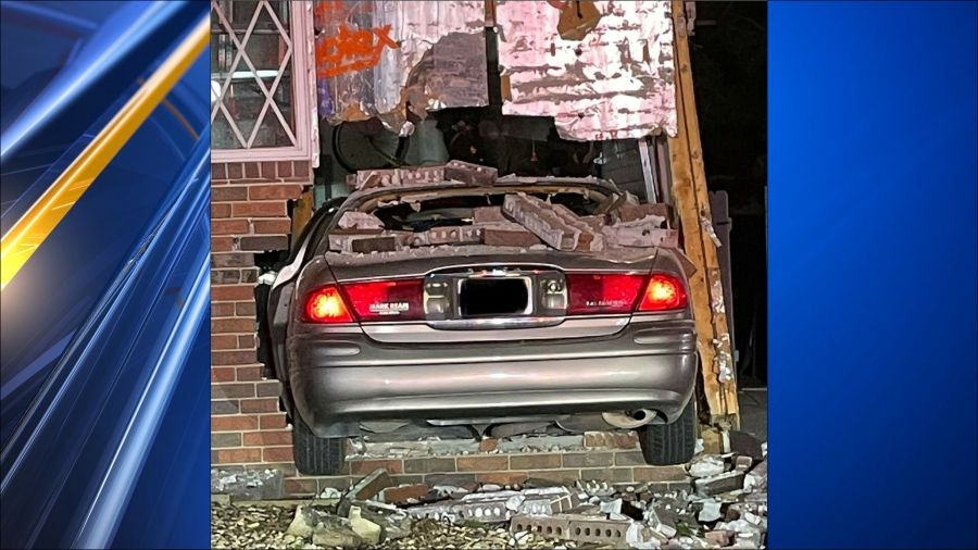 Car crashes into Garden City home