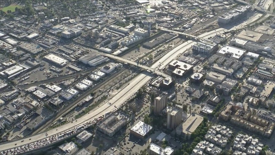5 Freeway in Burbank shut down due to police activity