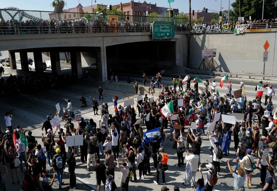 Arrests made outside Federal Building, protesters flood 101 Freeway
