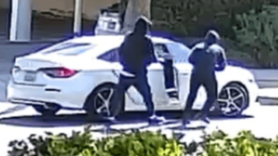U.S. Postal Service worker robbed while delivering mail in L.A. neighborhood