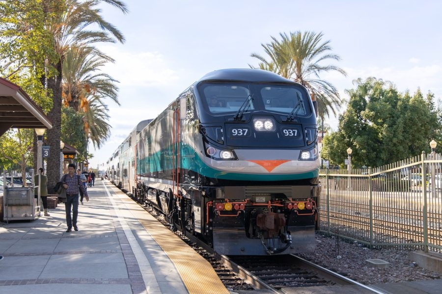 Metrolink temporarily halts service on 3 lines, affecting thousands of commuters