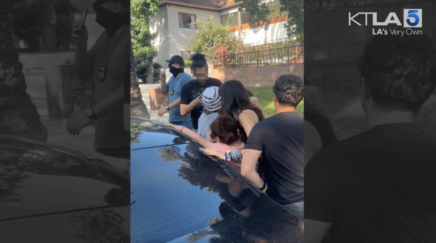 ICE agents detain mother in Pasadena in front of children without showing a warrant