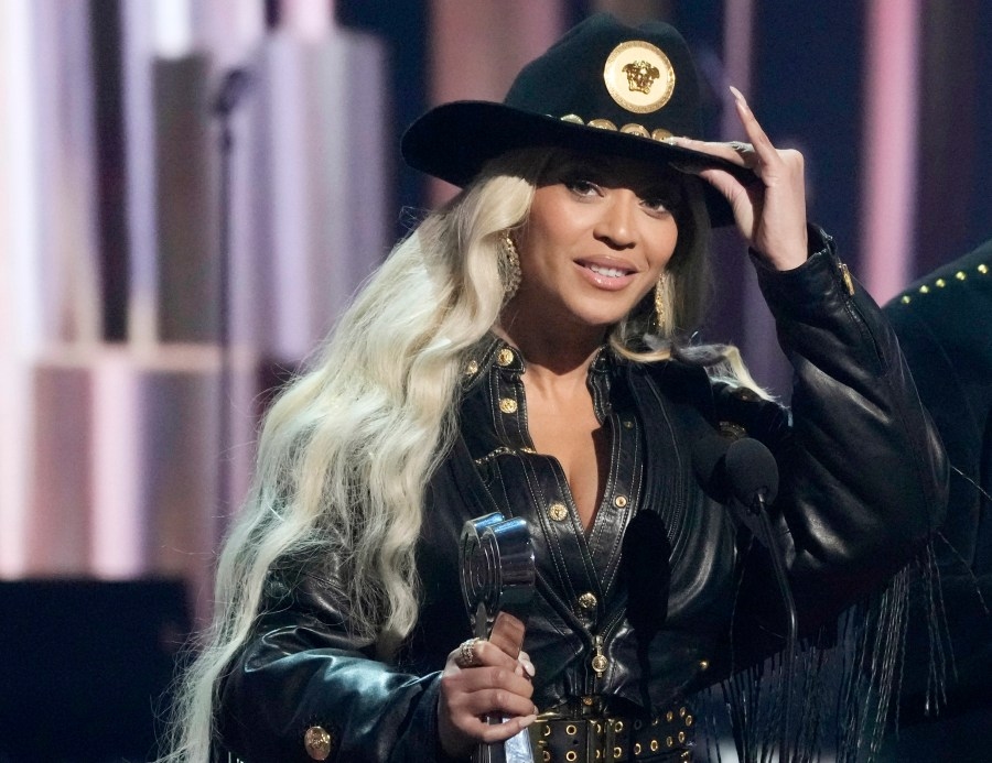 Beyoncé's flying car malfunctions mid-air at Cowboy Carter show
