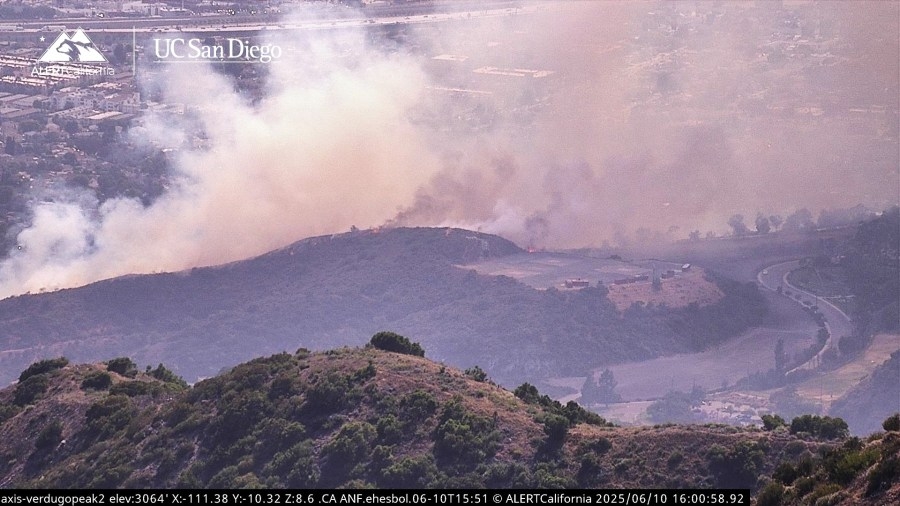 Brush fire ignites in hills near Burbank homes