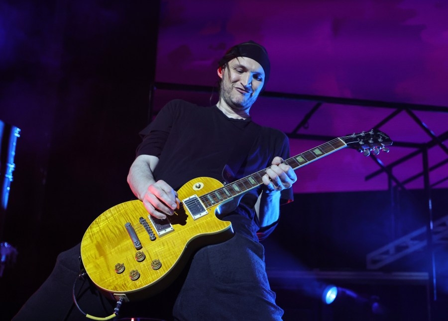 Former Red Hot Chili Peppers guitarist takes plea deal in fatal crash