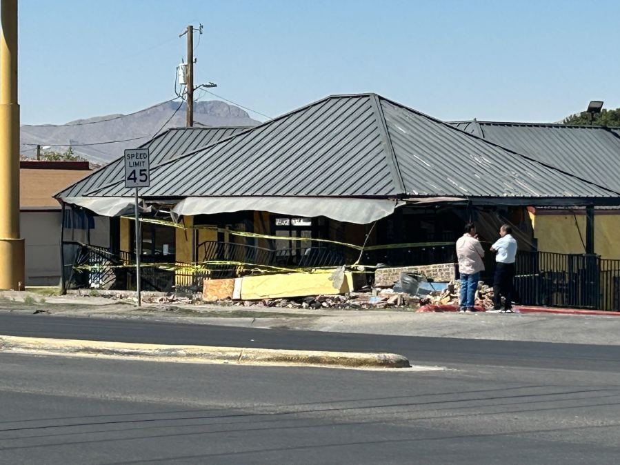 2 vehicles crash into Taqueria El Cometa in West El Paso