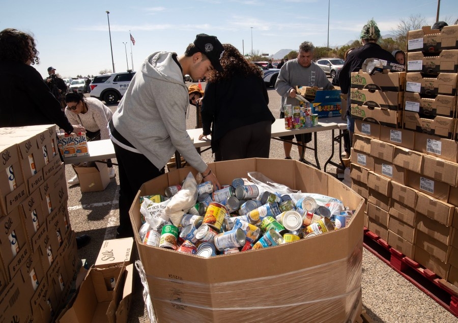 EPCC, El Pasoans Fighting Hunger partner for ‘grocery giveaway'