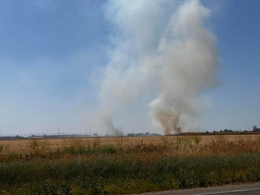 Emergency crews respond to wildfire spreading in Woodland