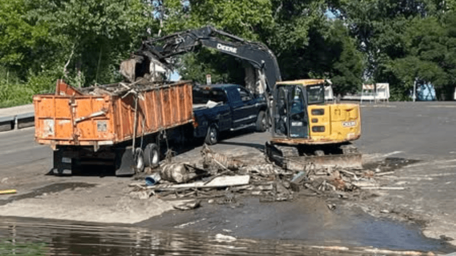 Oil spill closes Discovery Park boat launch