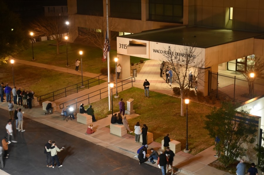 Waco community prays for city after officer passes away