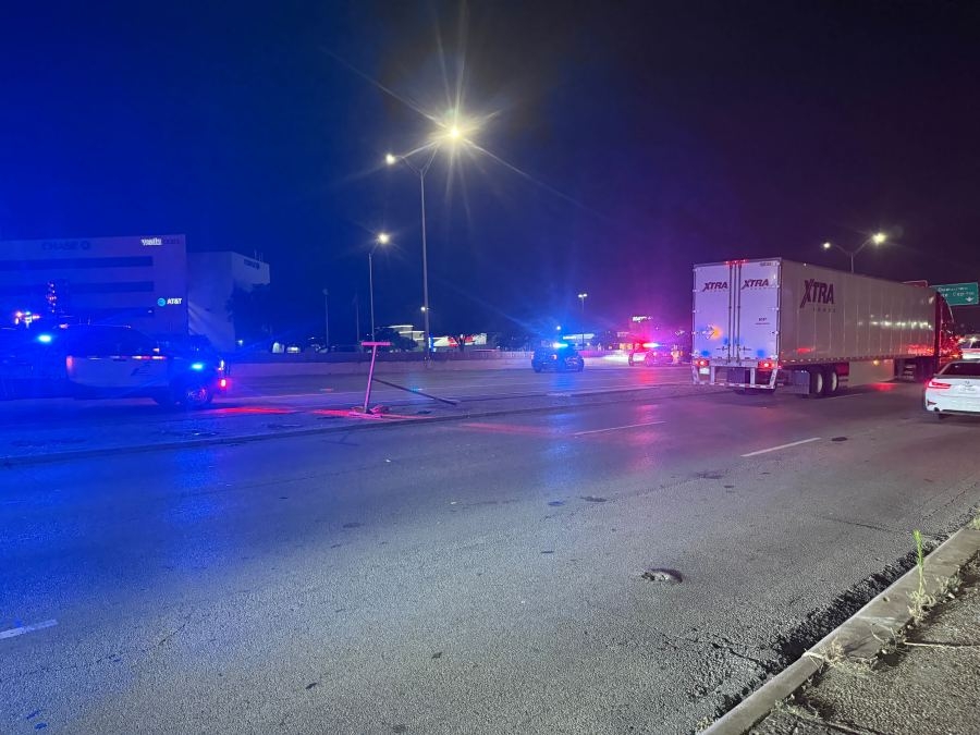 Crash shuts down all lanes of I-35 southbound near 51st Street