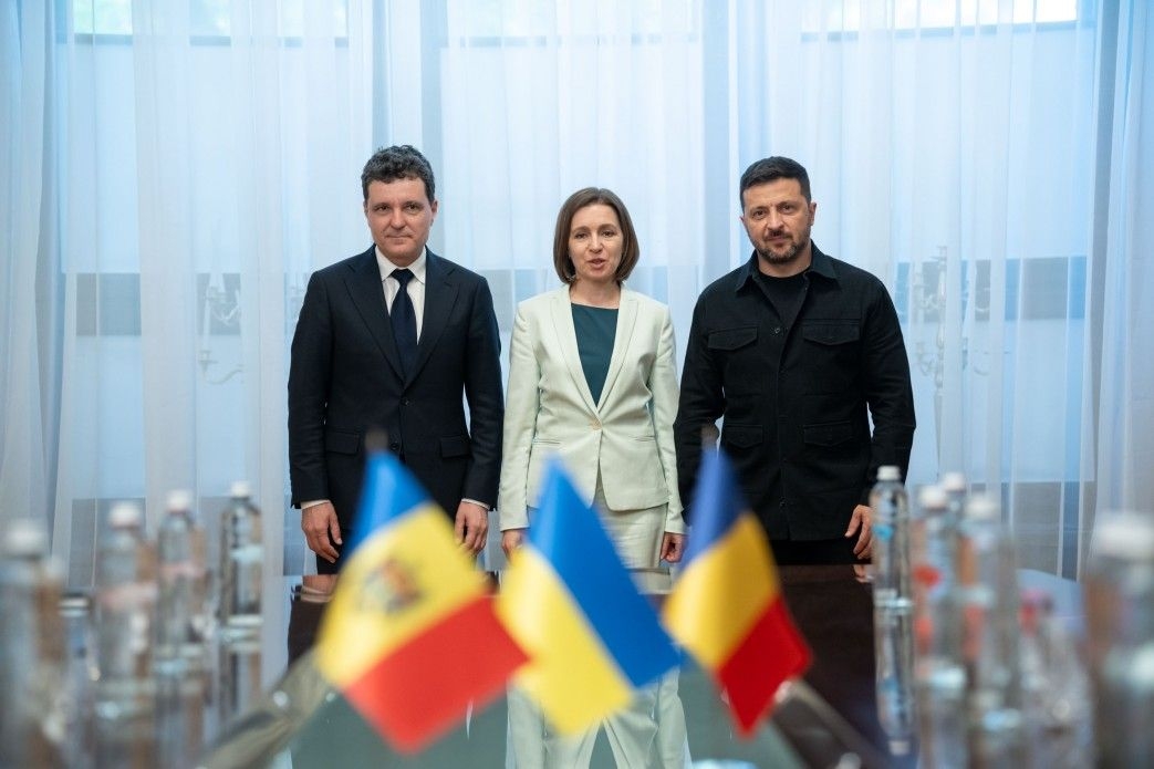 Zelensky holds first meeting with Romania's new president Dan
