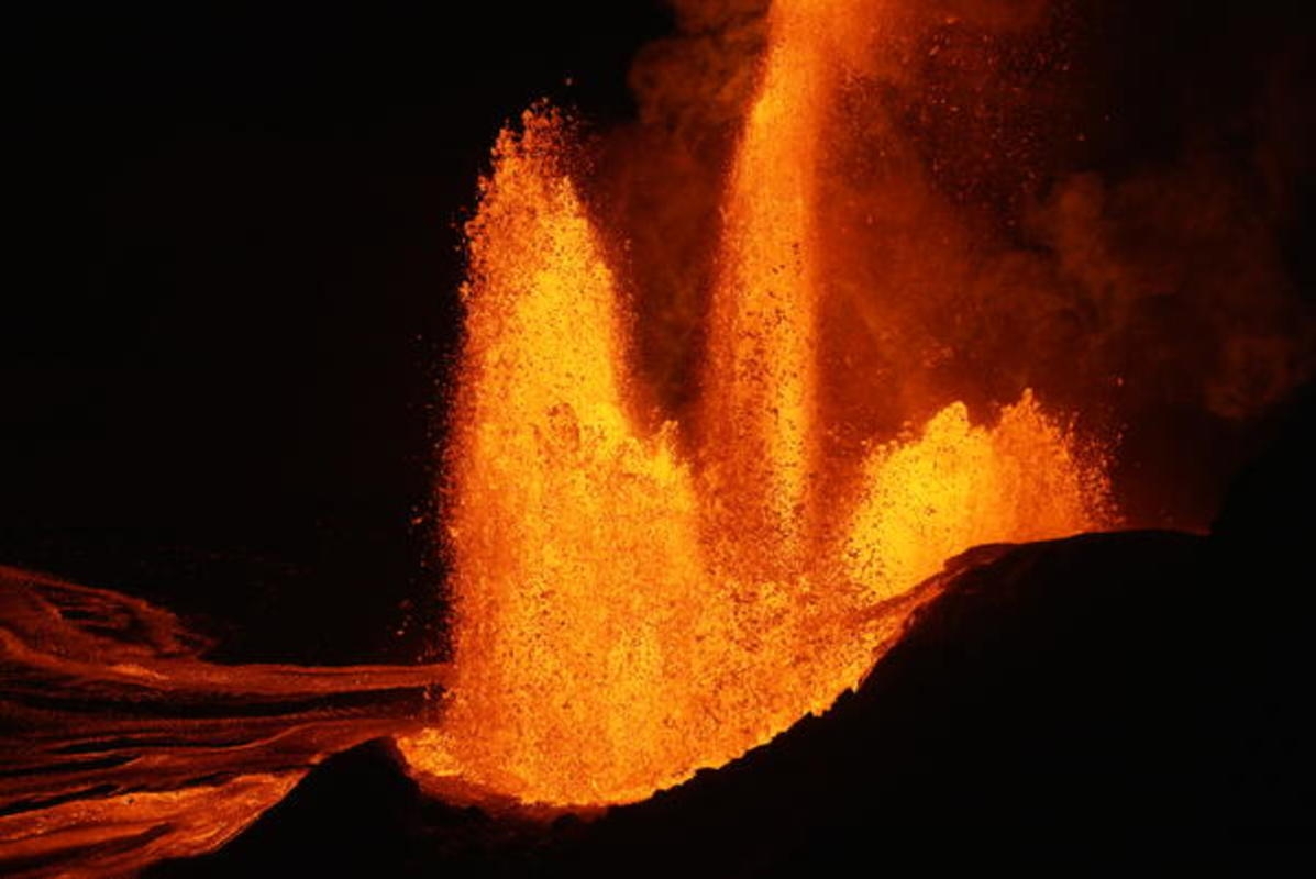 Eruption at Hawaiʻi Volcanoes National Park Captured in Mesmerizing Footage