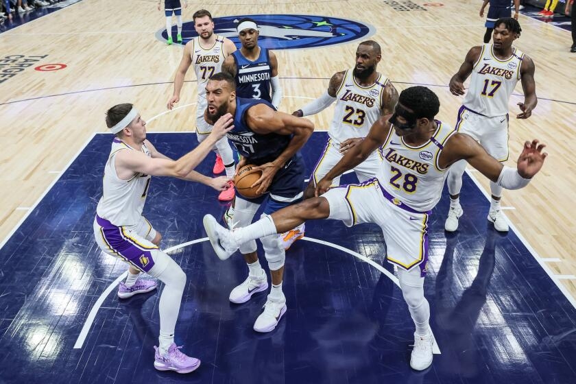 Hernández: With their season in danger of ending, Lakers are running out of answers