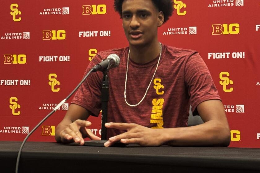 USC star freshman Alijah Arenas sidelined by serious knee injury